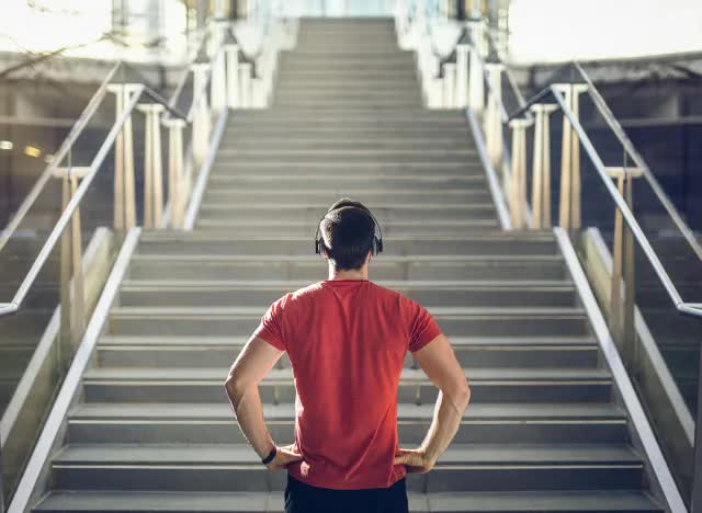 Bài kiểm tra leo cầu thang 3 phút cho người trên 40 tuổi để biết bạn có mắc bệnh tim mạch nào không- Ảnh 1. Bài kiểm tra leo cầu thang 3 phút cho người trên 40 tuổi để biết bạn có mắc bệnh tim mạch nào không- Ảnh 1.