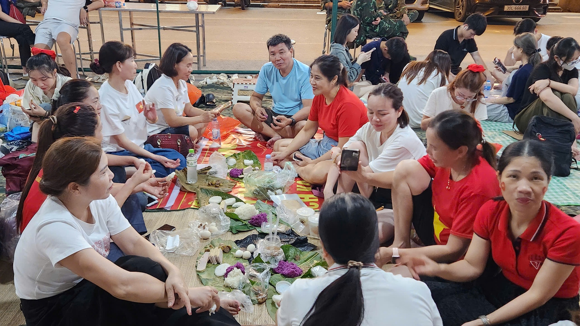 Người dân Hà Nội đổ về giữ chỗ xem lễ duyệt binh Quốc khánh 80 năm - Ảnh 4. Người dân Hà Nội đổ về giữ chỗ xem lễ duyệt binh Quốc khánh 80 năm - Ảnh 4.