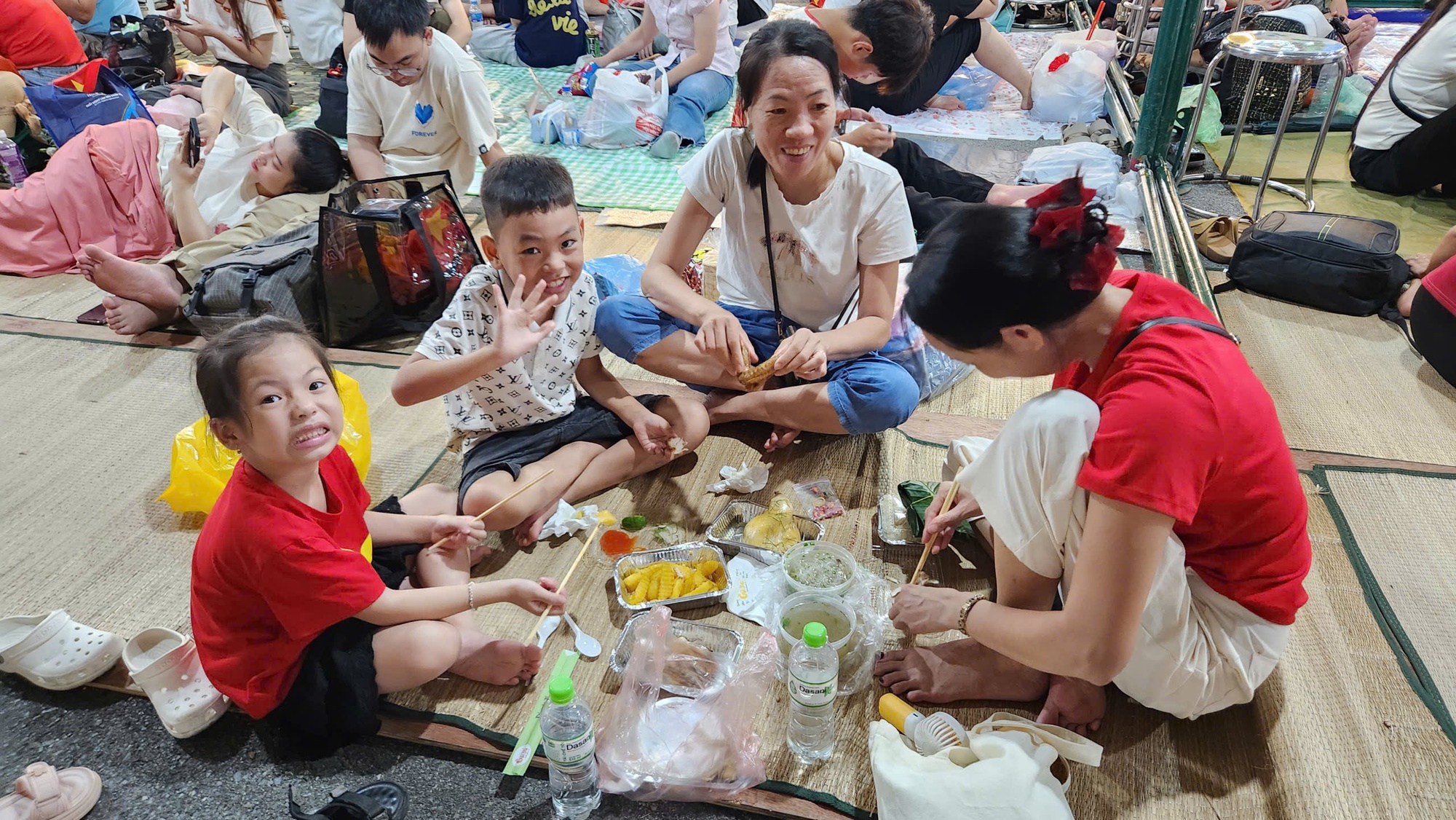 Người dân Hà Nội đổ về giữ chỗ xem lễ duyệt binh Quốc khánh 80 năm - Ảnh 5. Người dân Hà Nội đổ về giữ chỗ xem lễ duyệt binh Quốc khánh 80 năm - Ảnh 5.