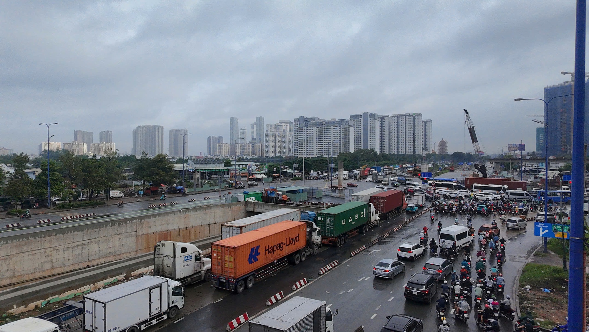 Cửa ngõ TP HCM "ngộp thở" ngày đầu nghỉ lễ 2-9 - Ảnh 4. Cửa ngõ TP HCM “ngộp thở” ngày đầu nghỉ lễ 2-9 - Ảnh 4.