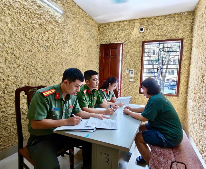 Tạm giữ người phụ nữ lừa bán giấy mời xem diễu binh, diễu hành 2/9 - Ảnh 1. Tạm giữ người phụ nữ lừa bán giấy mời xem diễu binh, diễu hành 2/9 - Ảnh 1.