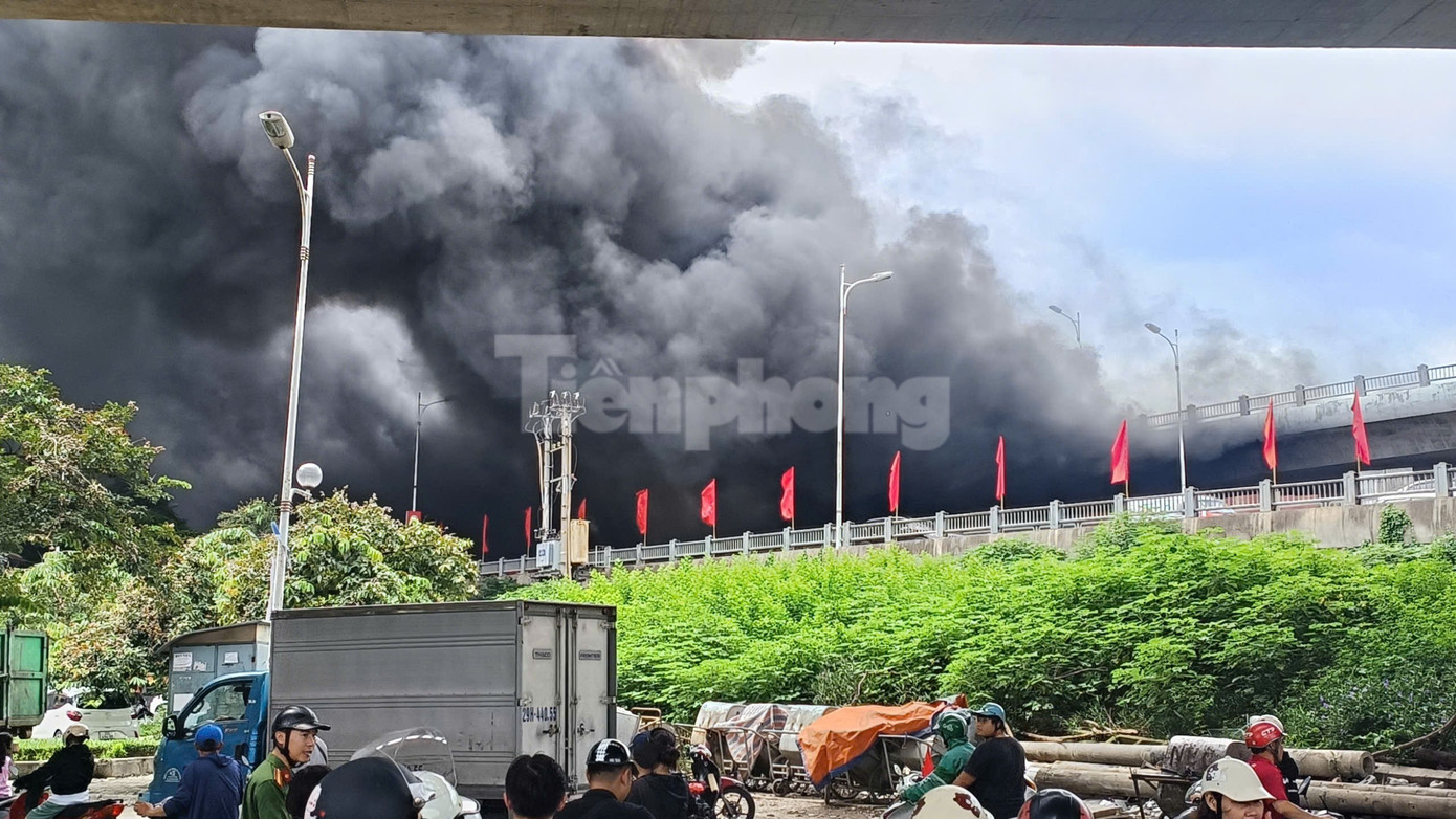 Cháy ngùn ngụt, khói cuồn cuộn bốc cao dưới gầm cầu Vĩnh Tuy sau tiếng nổ lớn - Ảnh 1. Cháy ngùn ngụt, khói cuồn cuộn bốc cao dưới gầm cầu Vĩnh Tuy sau tiếng nổ lớn - Ảnh 1.