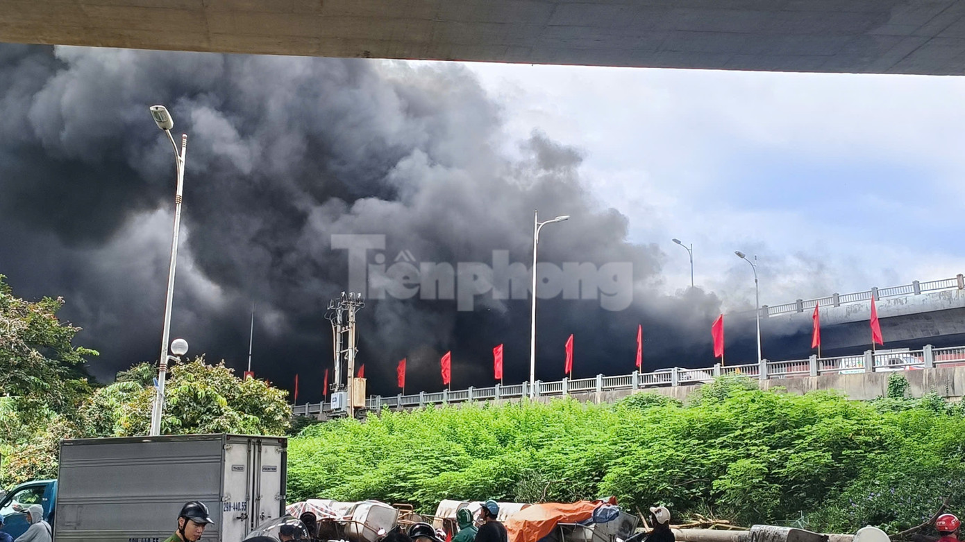 Cháy ngùn ngụt, khói cuồn cuộn bốc cao dưới gầm cầu Vĩnh Tuy sau tiếng nổ lớn - Ảnh 2. Cháy ngùn ngụt, khói cuồn cuộn bốc cao dưới gầm cầu Vĩnh Tuy sau tiếng nổ lớn - Ảnh 2.