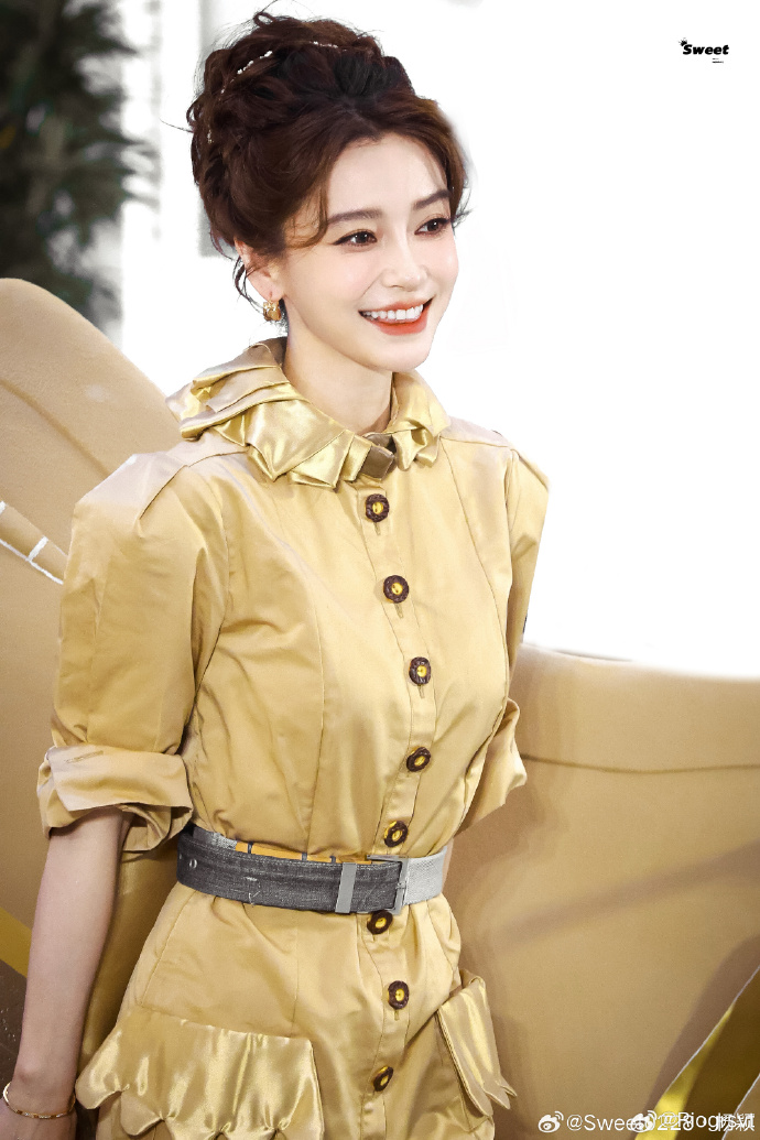 Angelababy ê chề: Mặc lại váy cũ từ 3 năm trước đi sự kiện, cố nén nước mắt nhưng bị mỉa mai quá giả tạo - Ảnh 2. Angelababy ê chề: Mặc lại váy cũ từ 3 năm trước đi sự kiện, cố nén nước mắt nhưng bị mỉa mai quá giả tạo - Ảnh 2.