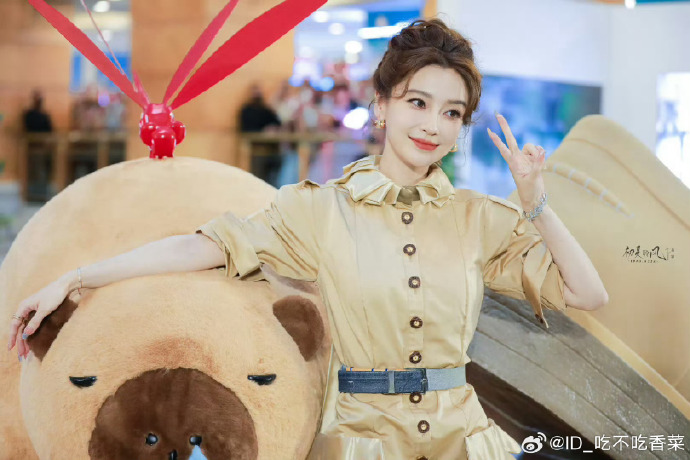 Angelababy ê chề: Mặc lại váy cũ từ 3 năm trước đi sự kiện, cố nén nước mắt nhưng bị mỉa mai quá giả tạo - Ảnh 1. Angelababy ê chề: Mặc lại váy cũ từ 3 năm trước đi sự kiện, cố nén nước mắt nhưng bị mỉa mai quá giả tạo - Ảnh 1.