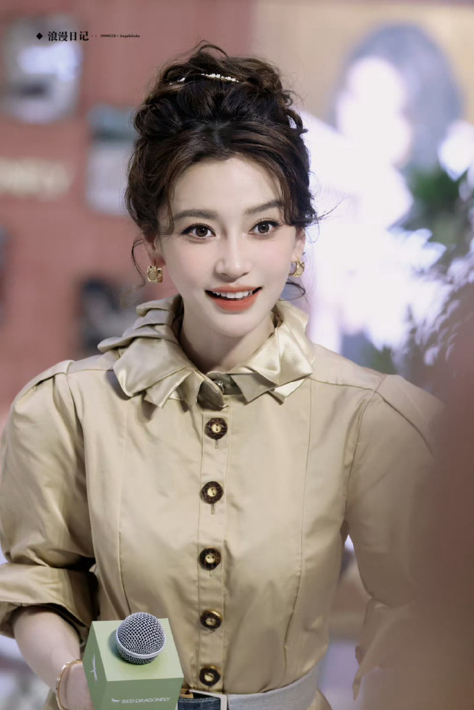 Angelababy ê chề: Mặc lại váy cũ từ 3 năm trước đi sự kiện, cố nén nước mắt nhưng bị mỉa mai quá giả tạo - Ảnh 4. Angelababy ê chề: Mặc lại váy cũ từ 3 năm trước đi sự kiện, cố nén nước mắt nhưng bị mỉa mai quá giả tạo - Ảnh 4.
