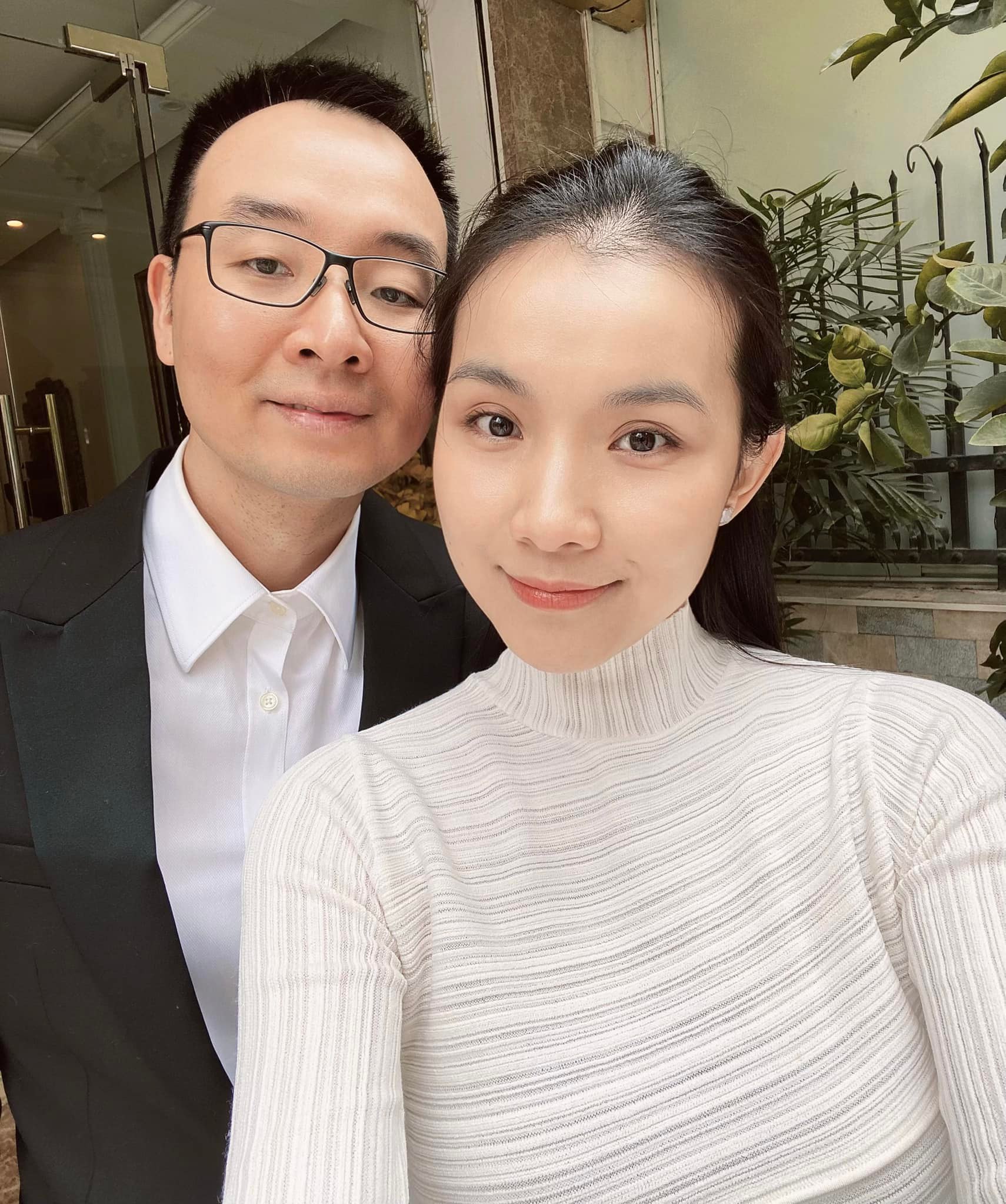 Bé gái Vbiz đeo kính cận nép sau lưng mẹ Hoa hậu nay cao vượt trội, visual cỡ nào mà 99% bình luận trầm trồ?- Ảnh 7. Bé gái Vbiz đeo kính cận nép sau lưng mẹ Hoa hậu nay cao vượt trội, visual cỡ nào mà 99% bình luận trầm trồ?- Ảnh 7.