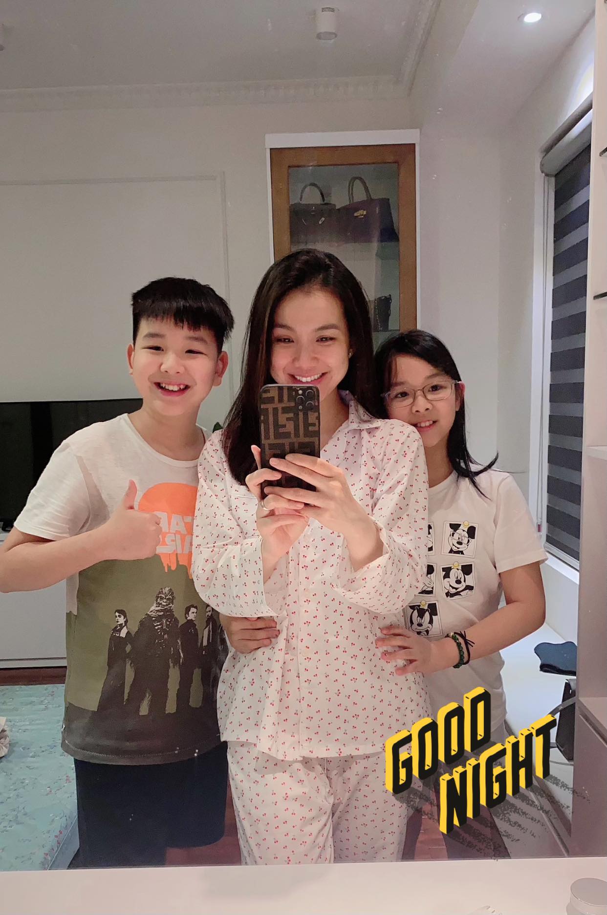 Bé gái Vbiz đeo kính cận nép sau lưng mẹ Hoa hậu nay cao vượt trội, visual cỡ nào mà 99% bình luận trầm trồ?- Ảnh 4. Bé gái Vbiz đeo kính cận nép sau lưng mẹ Hoa hậu nay cao vượt trội, visual cỡ nào mà 99% bình luận trầm trồ?- Ảnh 4.