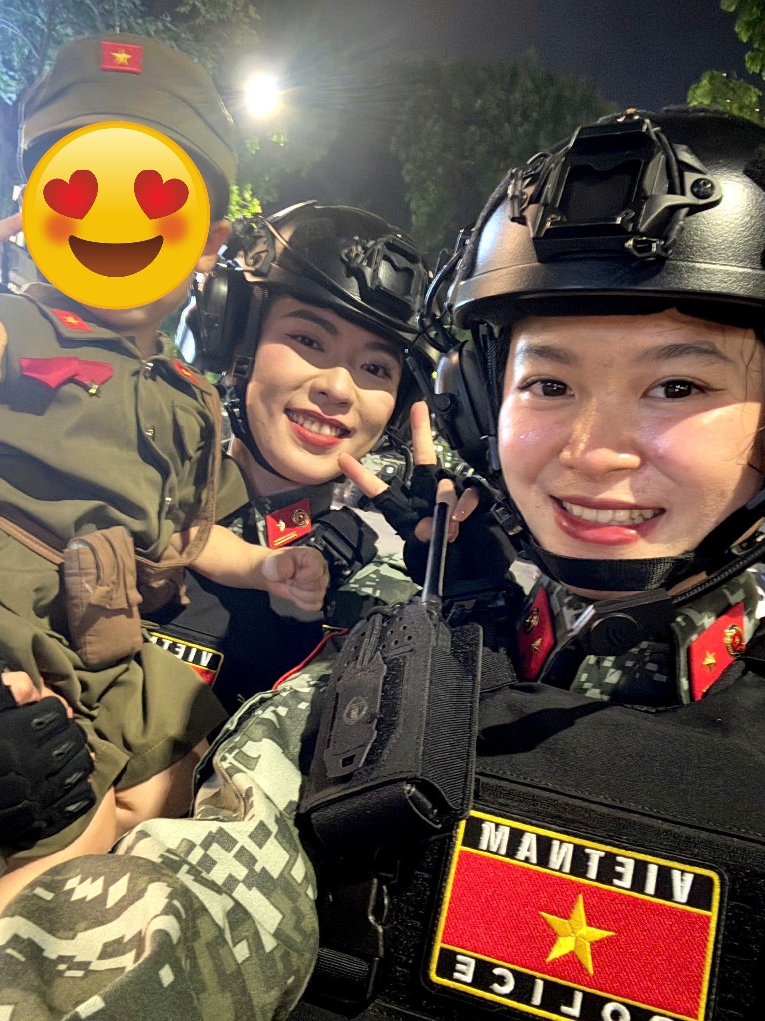 Thông tin về 2 mỹ nhân đứng trên xe bọc thép, thần thái vượt xa điện ảnh- Ảnh 3. Thông tin về 2 mỹ nhân đứng trên xe bọc thép, thần thái vượt xa điện ảnh- Ảnh 3.