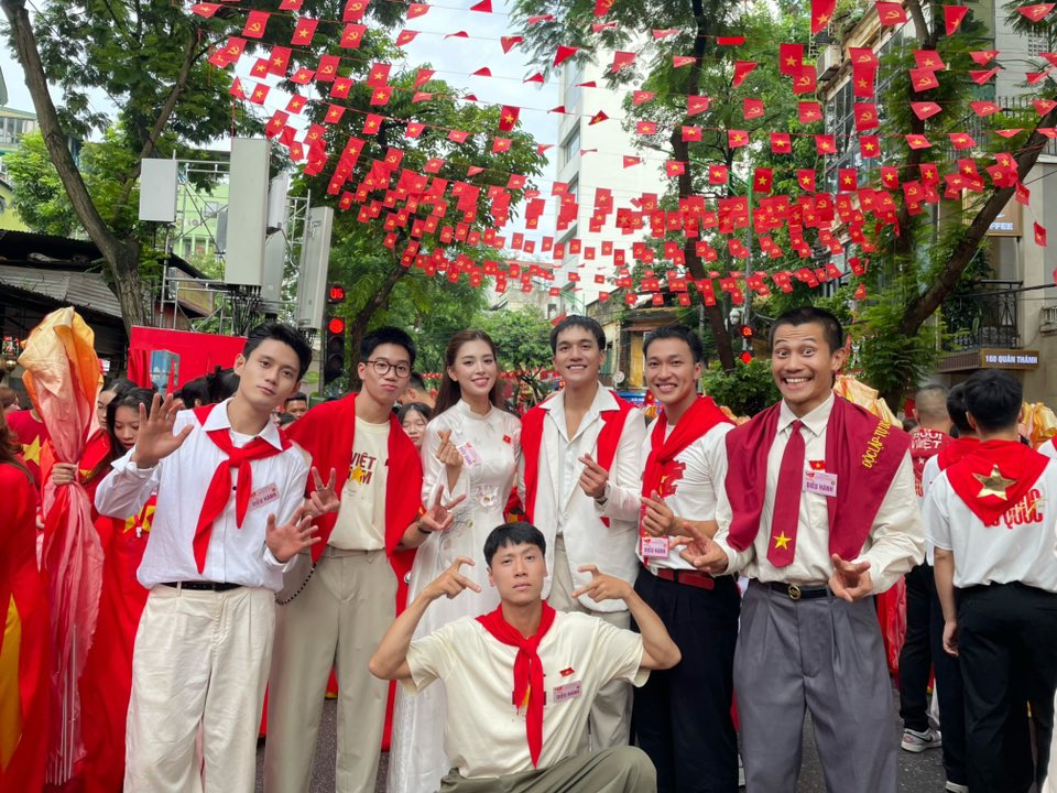 "Mỹ nhân Việt ngàn năm có một" viral cõi mạng sau tổng duyệt A80: Không phải vì quá đẹp, mà lại vì biểu cảm "khó đỡ" cỡ này! - Ảnh 4. "Mỹ nhân Việt ngàn năm có một" viral cõi mạng sau tổng duyệt A80: Không phải vì quá đẹp, mà lại vì biểu cảm "khó đỡ" cỡ này! - Ảnh 4.
