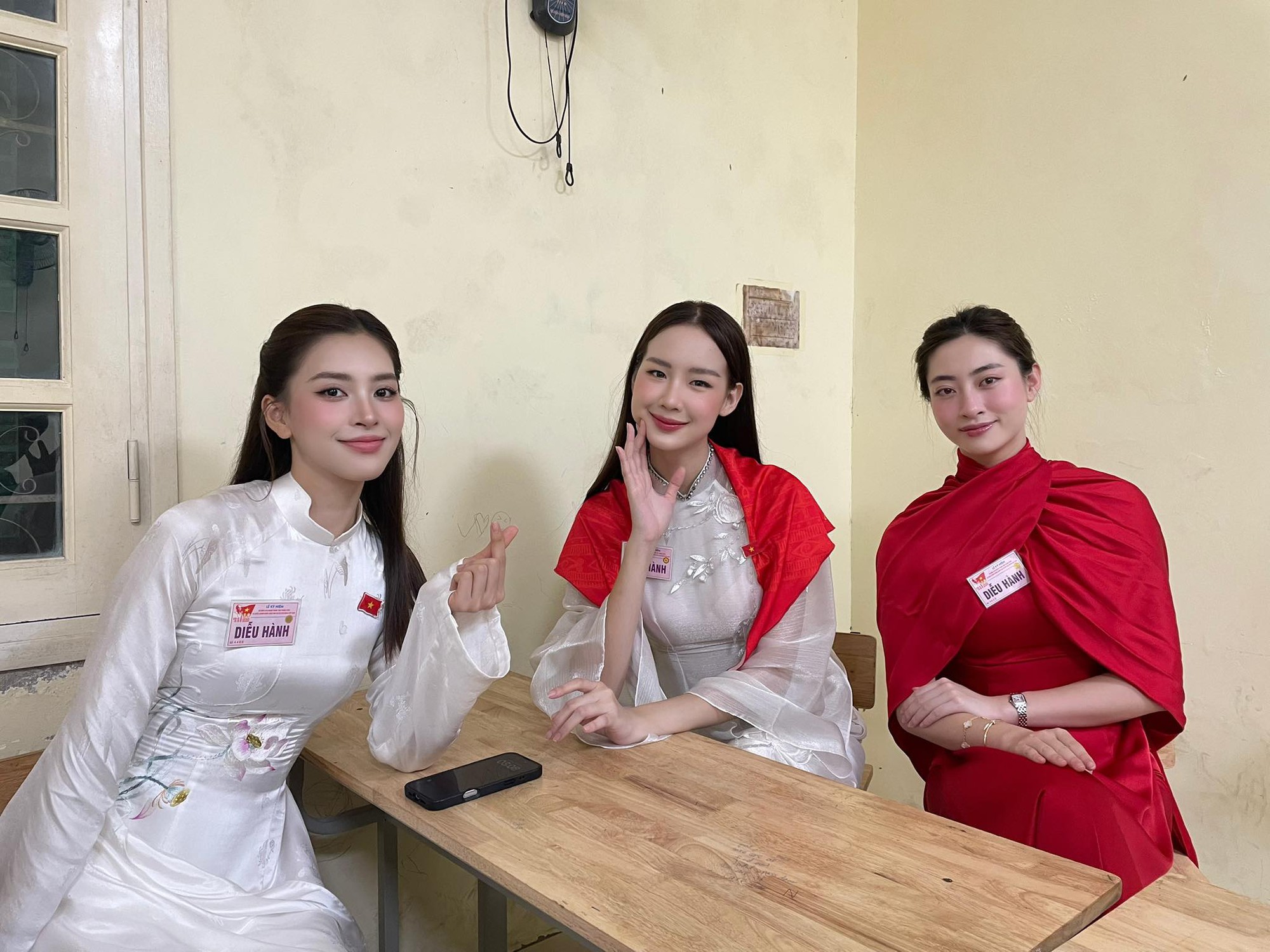 "Mỹ nhân Việt ngàn năm có một" viral cõi mạng sau tổng duyệt A80: Không phải vì quá đẹp, mà lại vì biểu cảm "khó đỡ" cỡ này! - Ảnh 2. "Mỹ nhân Việt ngàn năm có một" viral cõi mạng sau tổng duyệt A80: Không phải vì quá đẹp, mà lại vì biểu cảm "khó đỡ" cỡ này! - Ảnh 2.