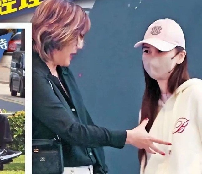 Angelababy ê chề: Mặc lại váy cũ từ 3 năm trước đi sự kiện, cố nén nước mắt nhưng bị mỉa mai quá giả tạo - Ảnh 8. Angelababy ê chề: Mặc lại váy cũ từ 3 năm trước đi sự kiện, cố nén nước mắt nhưng bị mỉa mai quá giả tạo - Ảnh 8.