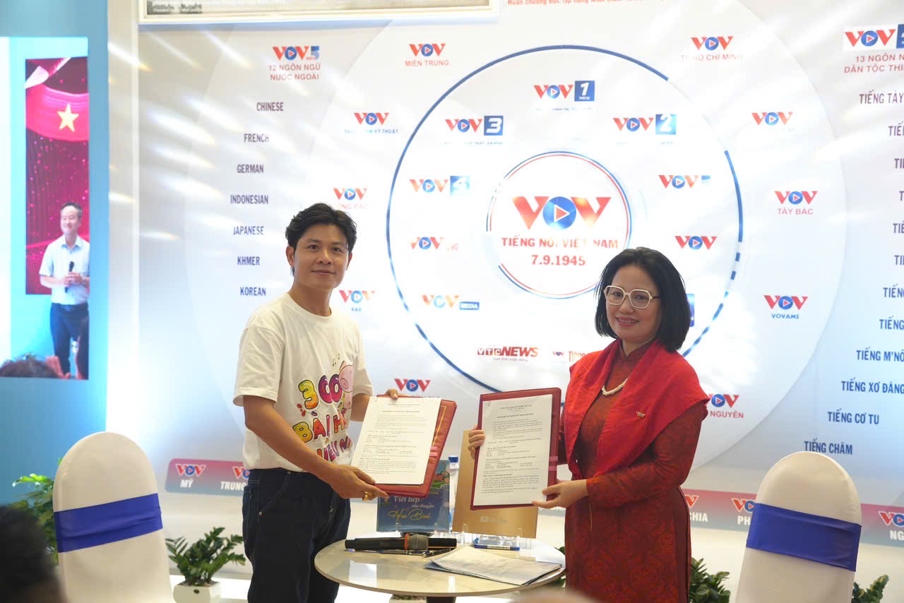 Nhạc sĩ Nguyễn Văn Chung trao tặng bản quyền 300 ca khúc thiếu nhi cho Đài Tiếng nói Việt Nam - Ảnh 1. Nhạc sĩ Nguyễn Văn Chung trao tặng bản quyền 300 ca khúc thiếu nhi cho Đài Tiếng nói Việt Nam - Ảnh 1.