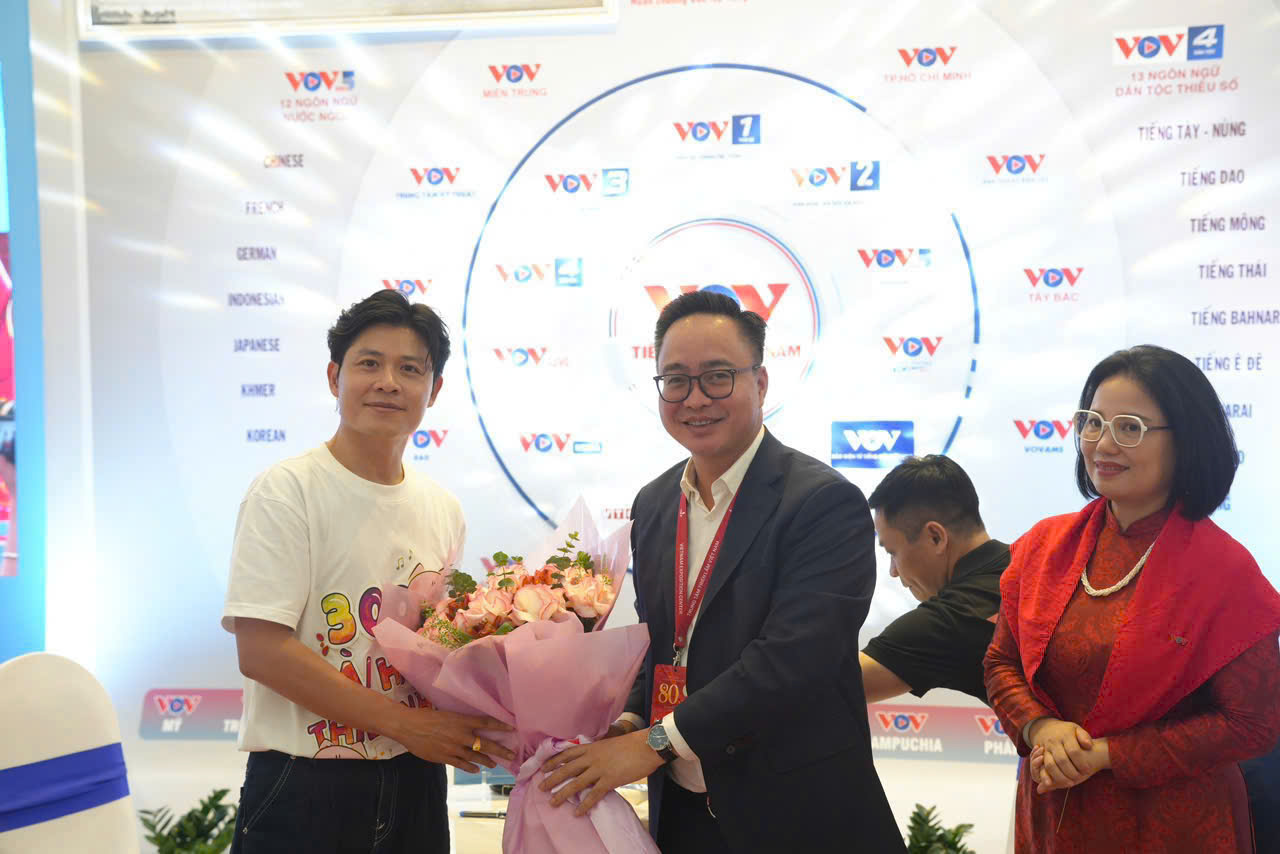 Nhạc sĩ Nguyễn Văn Chung trao tặng bản quyền 300 ca khúc thiếu nhi cho Đài Tiếng nói Việt Nam - Ảnh 2. Nhạc sĩ Nguyễn Văn Chung trao tặng bản quyền 300 ca khúc thiếu nhi cho Đài Tiếng nói Việt Nam - Ảnh 2.