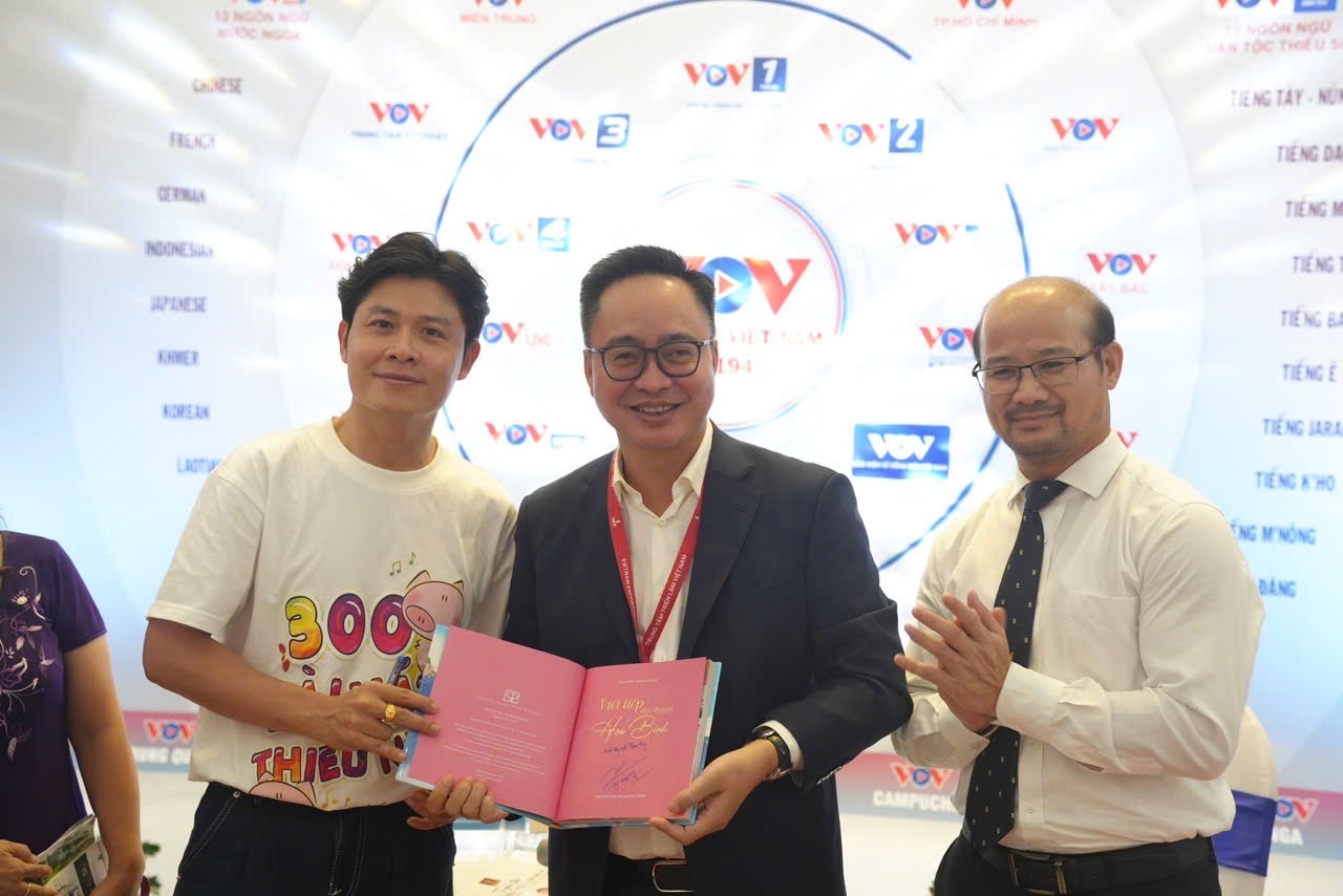 Nhạc sĩ Nguyễn Văn Chung trao tặng bản quyền 300 ca khúc thiếu nhi cho Đài Tiếng nói Việt Nam - Ảnh 3. Nhạc sĩ Nguyễn Văn Chung trao tặng bản quyền 300 ca khúc thiếu nhi cho Đài Tiếng nói Việt Nam - Ảnh 3.