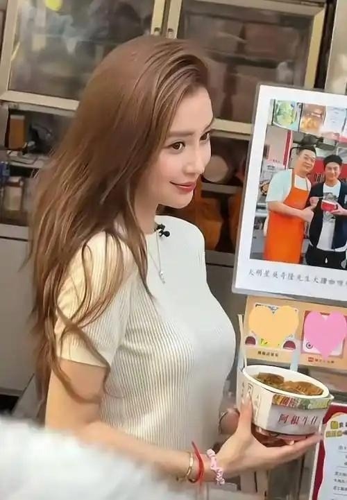 Angelababy ê chề: Mặc lại váy cũ từ 3 năm trước đi sự kiện, cố nén nước mắt nhưng bị mỉa mai quá giả tạo - Ảnh 10. Angelababy ê chề: Mặc lại váy cũ từ 3 năm trước đi sự kiện, cố nén nước mắt nhưng bị mỉa mai quá giả tạo - Ảnh 10.
