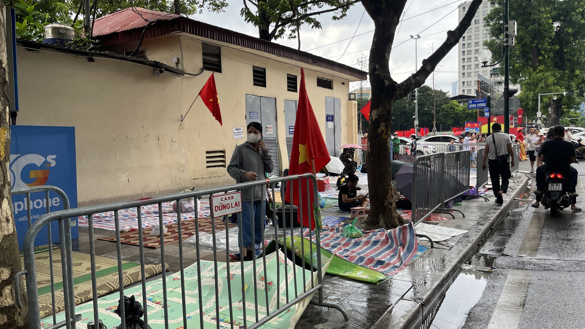 Còn 2 ngày mới tới Lễ diễu binh chính thức, nhiều con phố tại Hà Nội đã kín người giữ chỗ - Ảnh 1. Còn 2 ngày mới tới Lễ diễu binh chính thức, nhiều con phố tại Hà Nội đã kín người giữ chỗ - Ảnh 1.