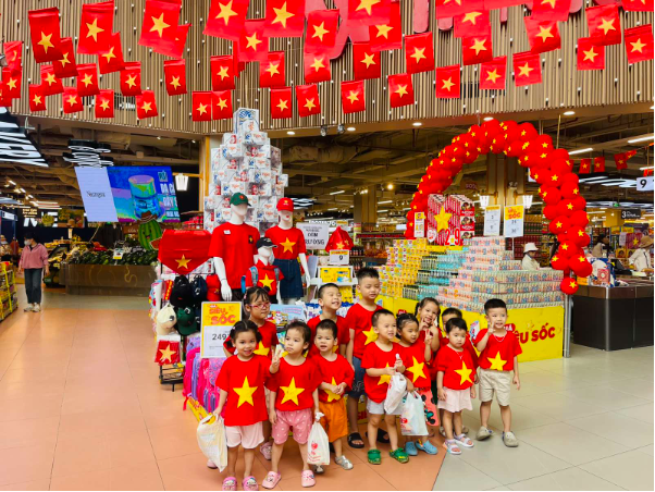 Nhộn nhịp không khí mua sắm, check in hoà cùng màu cờ Tổ quốc đón Đại lễ A80 - Ảnh 1. Nhộn nhịp không khí mua sắm, check in hoà cùng màu cờ Tổ quốc đón Đại lễ A80 - Ảnh 1.