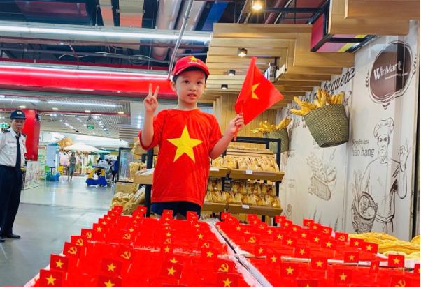 Nhộn nhịp không khí mua sắm, check in hoà cùng màu cờ Tổ quốc đón Đại lễ A80 - Ảnh 2. Nhộn nhịp không khí mua sắm, check in hoà cùng màu cờ Tổ quốc đón Đại lễ A80 - Ảnh 2.
