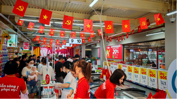Nhộn nhịp không khí mua sắm, check in hoà cùng màu cờ Tổ quốc đón Đại lễ A80 - Ảnh 4. Nhộn nhịp không khí mua sắm, check in hoà cùng màu cờ Tổ quốc đón Đại lễ A80 - Ảnh 4.