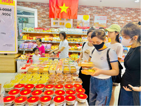 Nhộn nhịp không khí mua sắm, check in hoà cùng màu cờ Tổ quốc đón Đại lễ A80 - Ảnh 7. Nhộn nhịp không khí mua sắm, check in hoà cùng màu cờ Tổ quốc đón Đại lễ A80 - Ảnh 7.