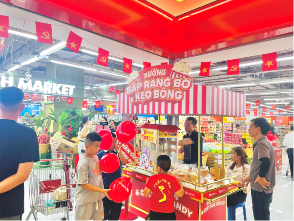 Nhộn nhịp không khí mua sắm, check in hoà cùng màu cờ Tổ quốc đón Đại lễ A80 - Ảnh 9. Nhộn nhịp không khí mua sắm, check in hoà cùng màu cờ Tổ quốc đón Đại lễ A80 - Ảnh 9.