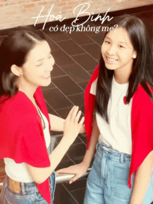 Bé gái Vbiz đeo kính cận nép sau lưng mẹ Hoa hậu nay cao vượt trội, visual cỡ nào mà 99% bình luận trầm trồ?- Ảnh 2. Bé gái Vbiz đeo kính cận nép sau lưng mẹ Hoa hậu nay cao vượt trội, visual cỡ nào mà 99% bình luận trầm trồ?- Ảnh 2.
