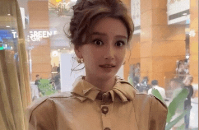 Angelababy ê chề: Mặc lại váy cũ từ 3 năm trước đi sự kiện, cố nén nước mắt nhưng bị mỉa mai quá giả tạo - Ảnh 6. Angelababy ê chề: Mặc lại váy cũ từ 3 năm trước đi sự kiện, cố nén nước mắt nhưng bị mỉa mai quá giả tạo - Ảnh 6.