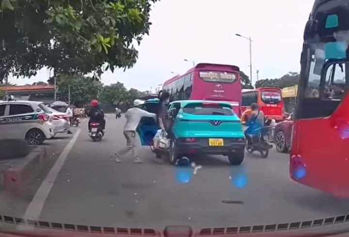 Nhóm người không cho taxi đón khách trong bến, đuổi phụ nữ bế con nhỏ ra khỏi xe - Ảnh 3.