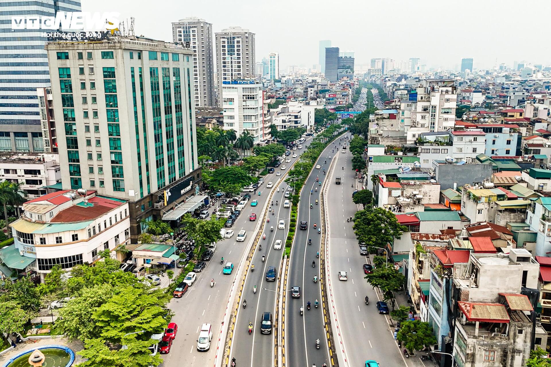 Người Hà Nội quay quắt mưu sinh giữa trời nắng đổ lửa gần 40ºC - Ảnh 1. Người Hà Nội quay quắt mưu sinh giữa trời nắng đổ lửa gần 40ºC - Ảnh 1.