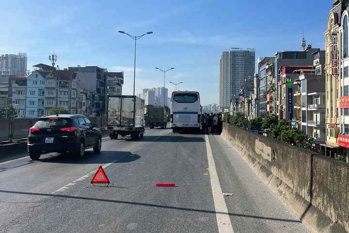 Truy tìm người đàn ông rút chìa khoá xe rồi bỏ đi khiến hành khách phơi nắng suốt 1 giờ - Ảnh 3.