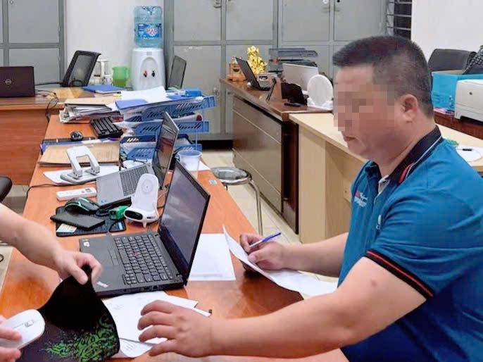 Danh tính và lời khai tài xế 7 chỗ đi vào làn khẩn cấp, còn rút chìa khóa xe khách cầm đi - Ảnh 2.