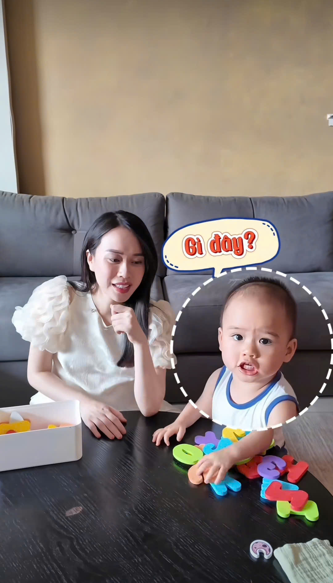 &quot;Cậu cả&quot; Leon nhà MC Ngô Mai Phương mới 18 tháng đã thuộc làu làu cả bảng chữ cái: Bí quyết chỉ có giá 215k mà thôi!- Ảnh 1.