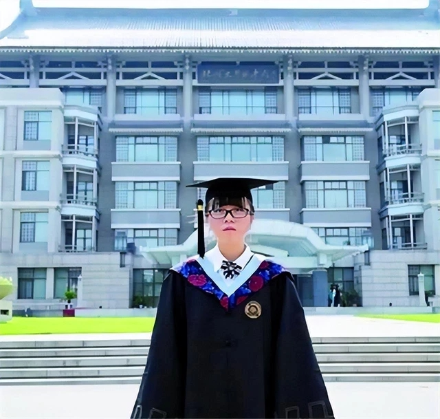 Nữ sinh duy nhất của ngành học &quot;vô hình&quot;: 4 năm không bạn bè, tốt nghiệp chụp ảnh một mình nhưng tương lai ai cũng mơ - Ảnh 3.
