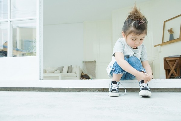 Con thích đi thử dép của người lớn: Hành động không đơn giản là đáng yêu như bố mẹ nghĩ- Ảnh 2. Con thích đi thử dép của người lớn: Hành động không đơn giản là đáng yêu như bố mẹ nghĩ- Ảnh 2.