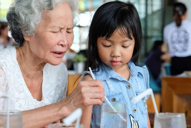 "Bà lại đến ăn miễn phí" - Câu nói của đứa cháu 5 tuổi khiến bà bật khóc, ai nấy chỉ trích người mẹ - Ảnh 1. "Bà lại đến ăn miễn phí" - Câu nói của đứa cháu 5 tuổi khiến bà bật khóc, ai nấy chỉ trích người mẹ - Ảnh 1.