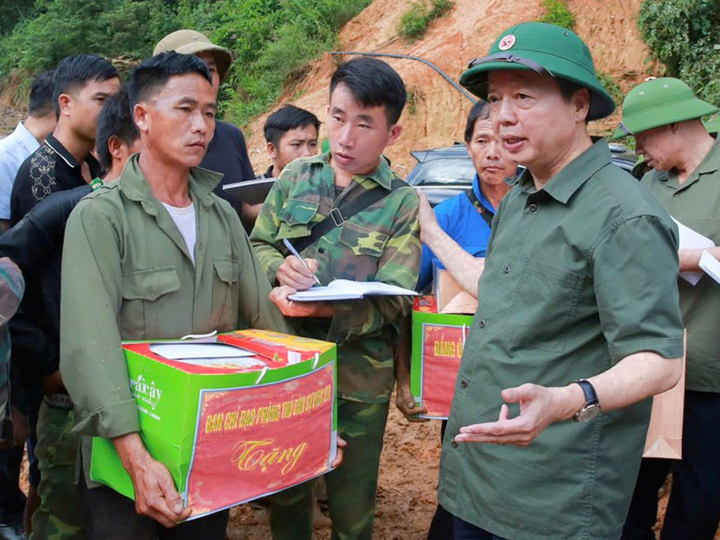 Tiếng gọi giữa đêm của trưởng bản 9X cứu 90 người thoát thảm họa lũ quét - Ảnh 1. Tiếng gọi giữa đêm của trưởng bản 9X cứu 90 người thoát thảm họa lũ quét - Ảnh 1.