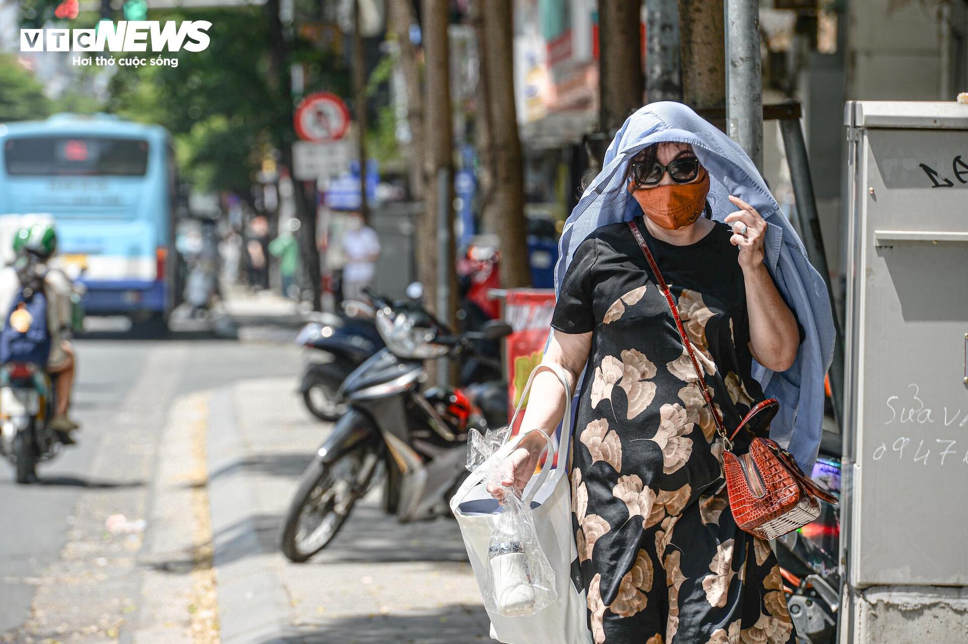 Người Hà Nội quay quắt mưu sinh giữa trời nắng đổ lửa gần 40ºC - Ảnh 5. Người Hà Nội quay quắt mưu sinh giữa trời nắng đổ lửa gần 40ºC - Ảnh 5.