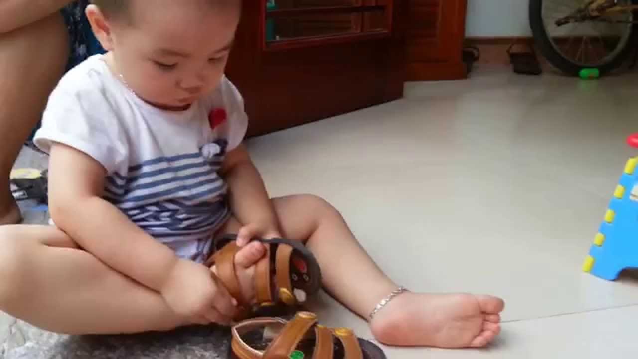 Con thích đi thử dép của người lớn: Hành động không đơn giản là đáng yêu như bố mẹ nghĩ- Ảnh 3. Con thích đi thử dép của người lớn: Hành động không đơn giản là đáng yêu như bố mẹ nghĩ- Ảnh 3.