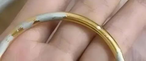 Người phụ nữ nhặt được vòng vàng nhưng vứt đi luôn, 3 ngày sau cảnh sát triệu tập: Tòa phán &quot;chị phải bồi thường 60 triệu đồng&quot; - Ảnh 1.