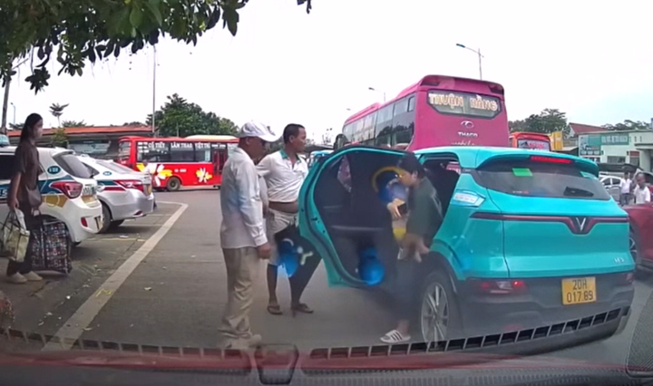 Nhóm người không cho taxi đón khách trong bến, đuổi phụ nữ bế con nhỏ ra khỏi xe - Ảnh 2.