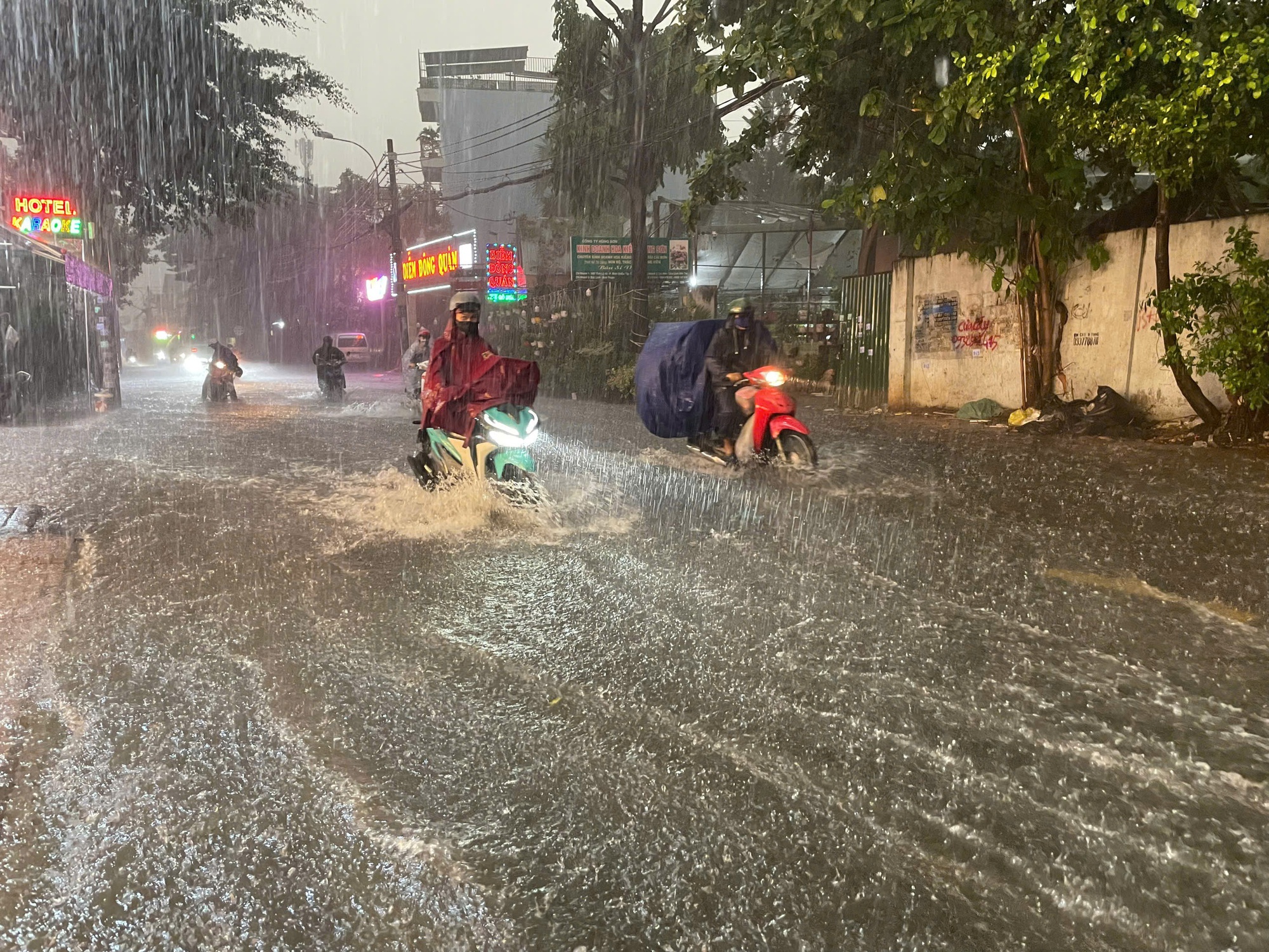 Mưa lớn bất ngờ đổ xuống TP HCM, nhiều tuyến đường đang ngập sâu, xe chết máy - Ảnh 8.
