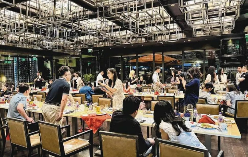 Đột nhập đêm mai mối của giới siêu giàu: Tài sản tối thiếu phải hơn 100 tỷ đồng, nữ giới được tham dự miễn phí nhưng phải đẹp và dưới 30 tuổi - Ảnh 3. Đột nhập đêm mai mối của giới siêu giàu: Tài sản tối thiếu phải hơn 100 tỷ đồng, nữ giới được tham dự miễn phí nhưng phải đẹp và dưới 30 tuổi - Ảnh 3.