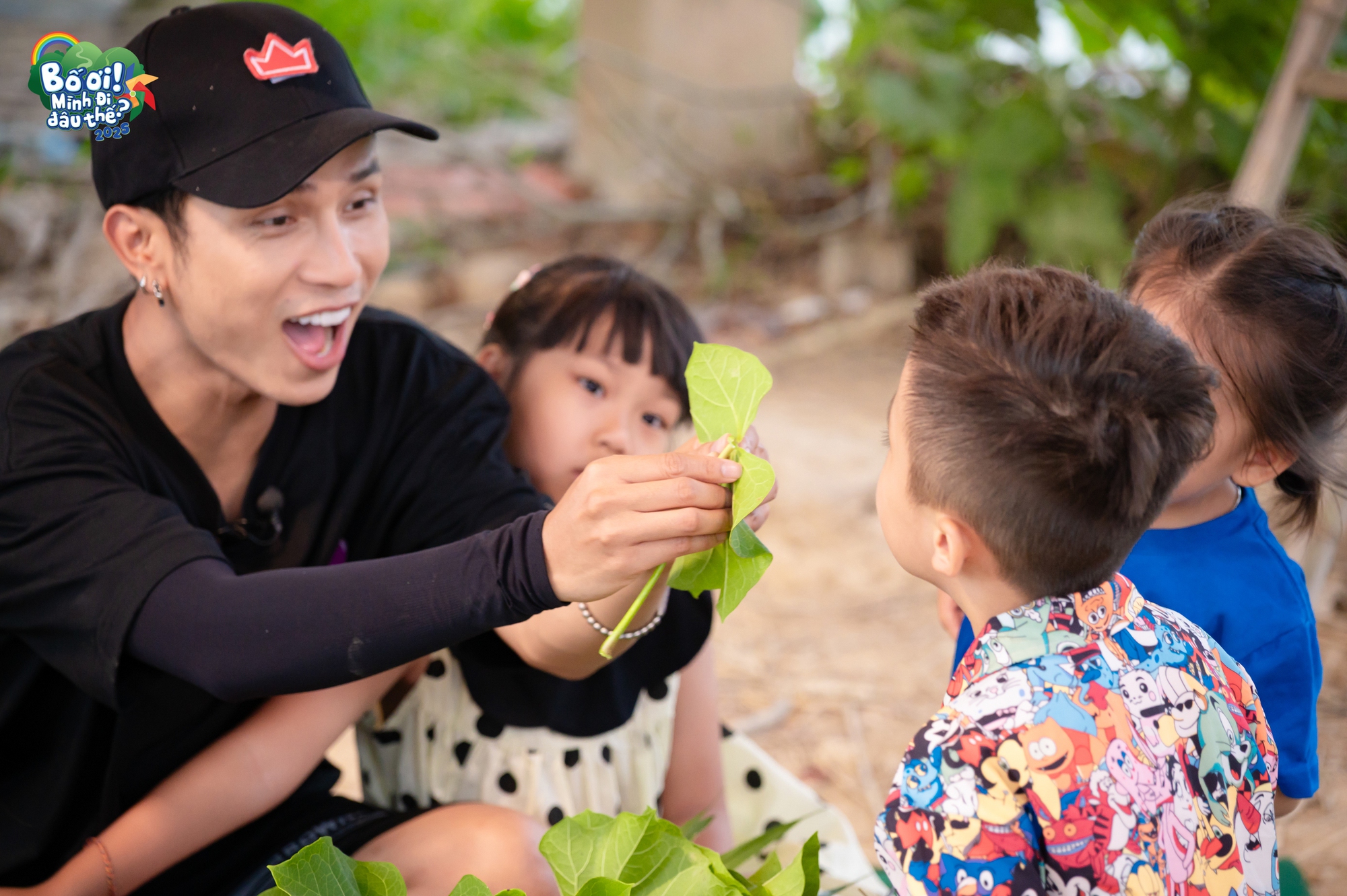 "Bố ơi mình đi đâu thế?" tập 12: Neko Lê đưa các con trở về tuổi thơ trong veo với vòng tay lá sắn- Ảnh 4. "Bố ơi mình đi đâu thế?" tập 12: Neko Lê đưa các con trở về tuổi thơ trong veo với vòng tay lá sắn- Ảnh 4.