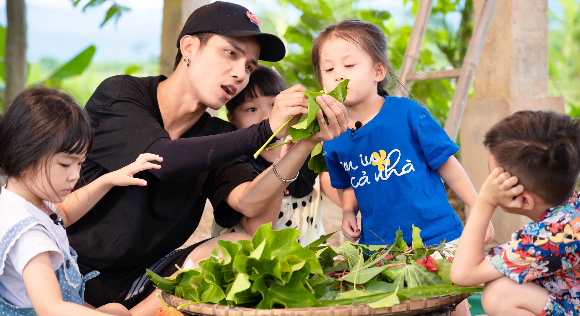 "Bố ơi mình đi đâu thế?" tập 12: Neko Lê đưa các con trở về tuổi thơ trong veo với vòng tay lá sắn- Ảnh 10. "Bố ơi mình đi đâu thế?" tập 12: Neko Lê đưa các con trở về tuổi thơ trong veo với vòng tay lá sắn- Ảnh 10.