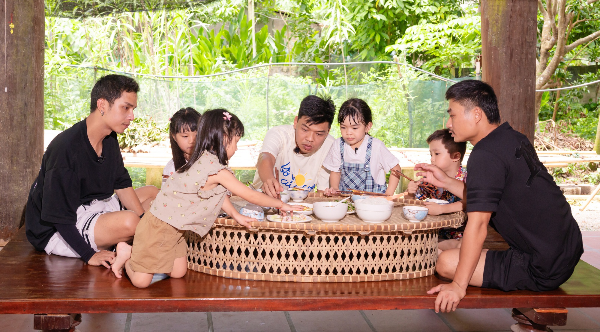 "Bố ơi mình đi đâu thế?" tập 12: Neko Lê đưa các con trở về tuổi thơ trong veo với vòng tay lá sắn- Ảnh 22. "Bố ơi mình đi đâu thế?" tập 12: Neko Lê đưa các con trở về tuổi thơ trong veo với vòng tay lá sắn- Ảnh 22.