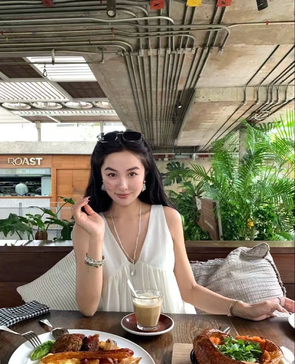 "Người dám đi ăn nhà hàng 1 mình thì điều gì cũng có thể làm được" - Ảnh 1. "Người dám đi ăn nhà hàng 1 mình thì điều gì cũng có thể làm được" - Ảnh 1.