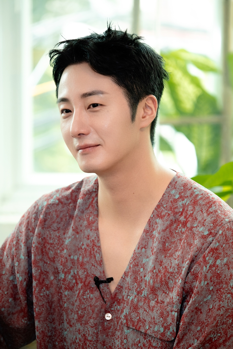 Jung Il Woo: Tôi muốn đóng cùng Trấn Thành trong một bộ phim "sặc mùi" nam tính - Ảnh 8. Jung Il Woo: Tôi muốn đóng cùng Trấn Thành trong một bộ phim "sặc mùi" nam tính - Ảnh 8.