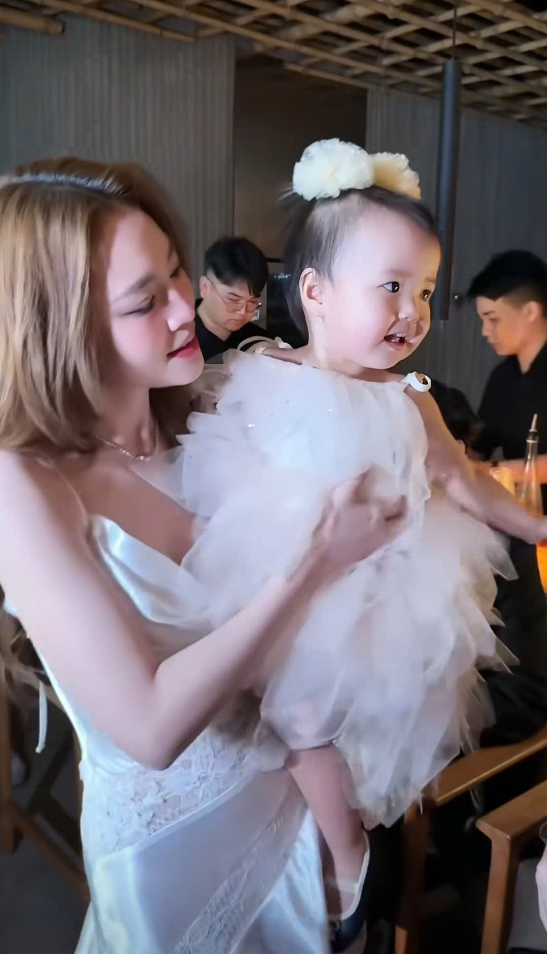 1 bé gái bỗng dưng gọi Ninh Dương Lan Ngọc là 