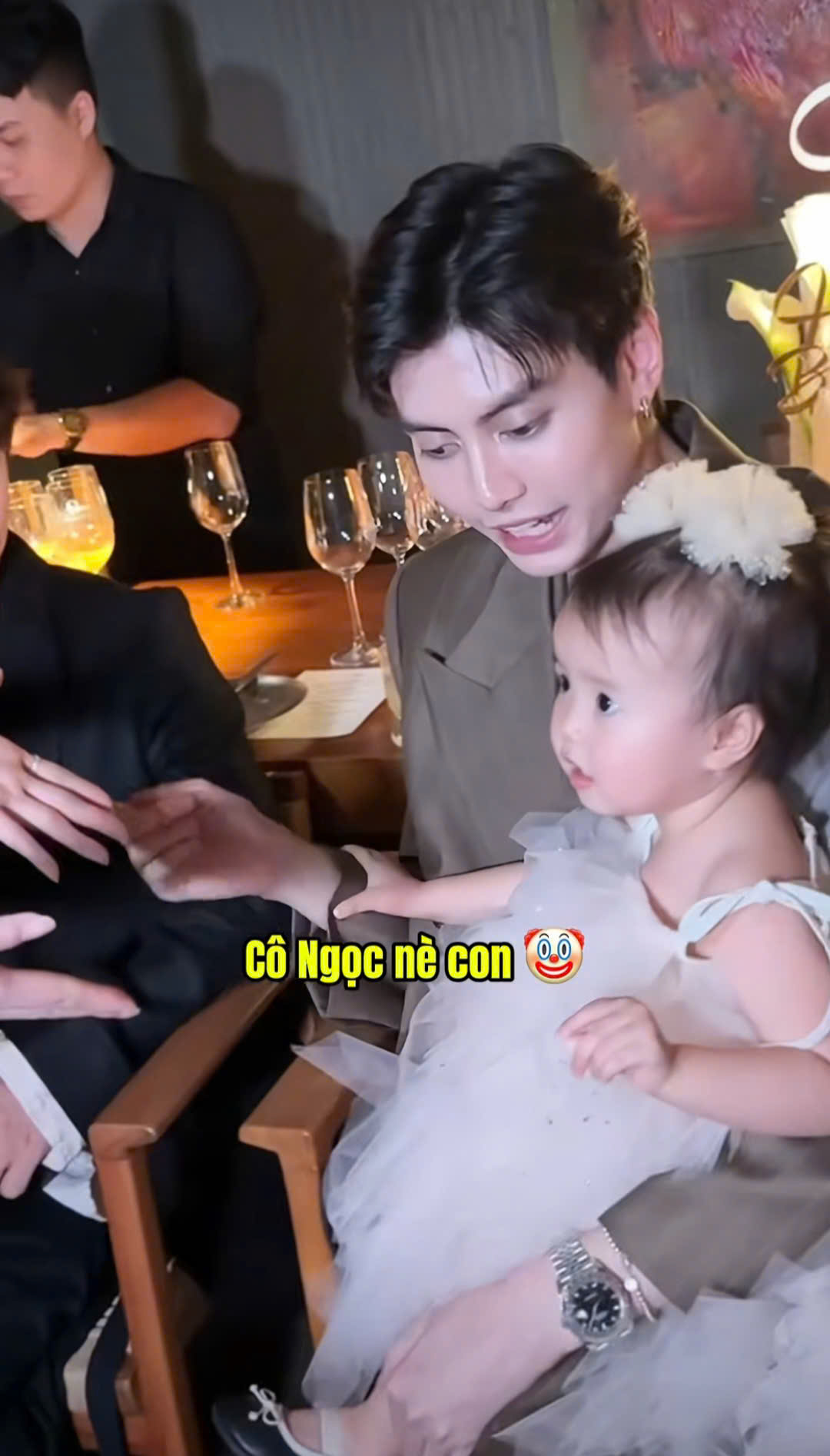 1 bé gái bỗng dưng gọi Ninh Dương Lan Ngọc là 